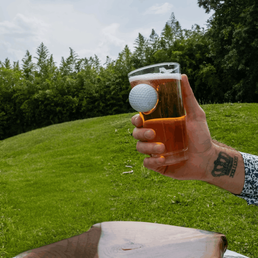 Pahar din sticlă pentru bere cu minge de golf - 465 ml