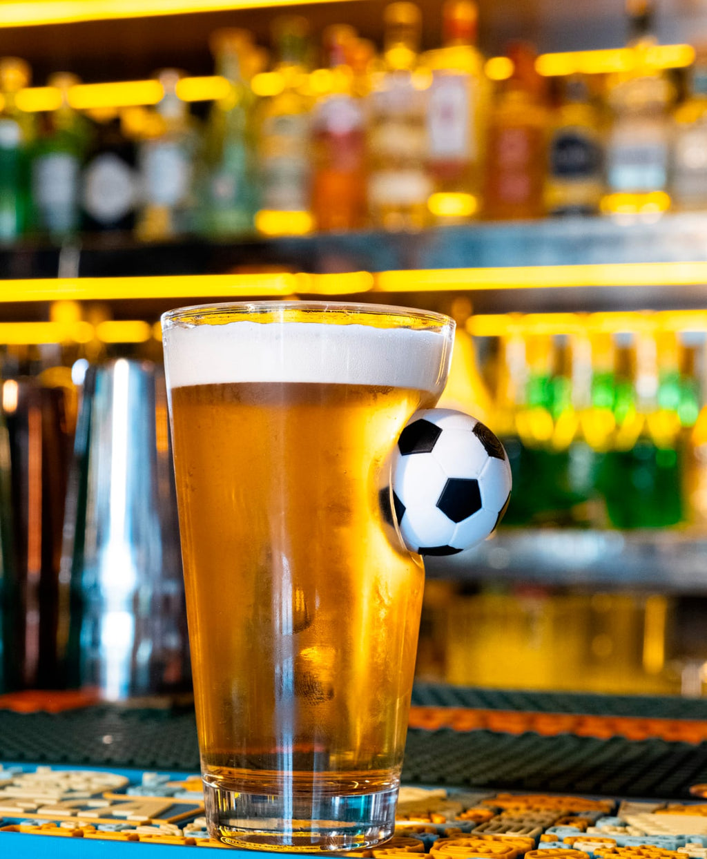 Pahar din sticlă pentru bere cu minge de fotbal - 465 ml