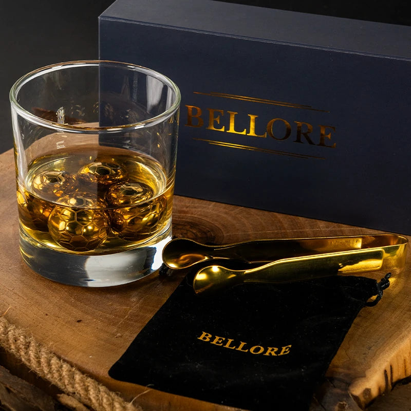 Set Bellore pietre răcire whisky din oțel inoxidabil în formă de minge de fotbal – 4 cuburi metalice reutilizabile + clește, cutie cadou premium